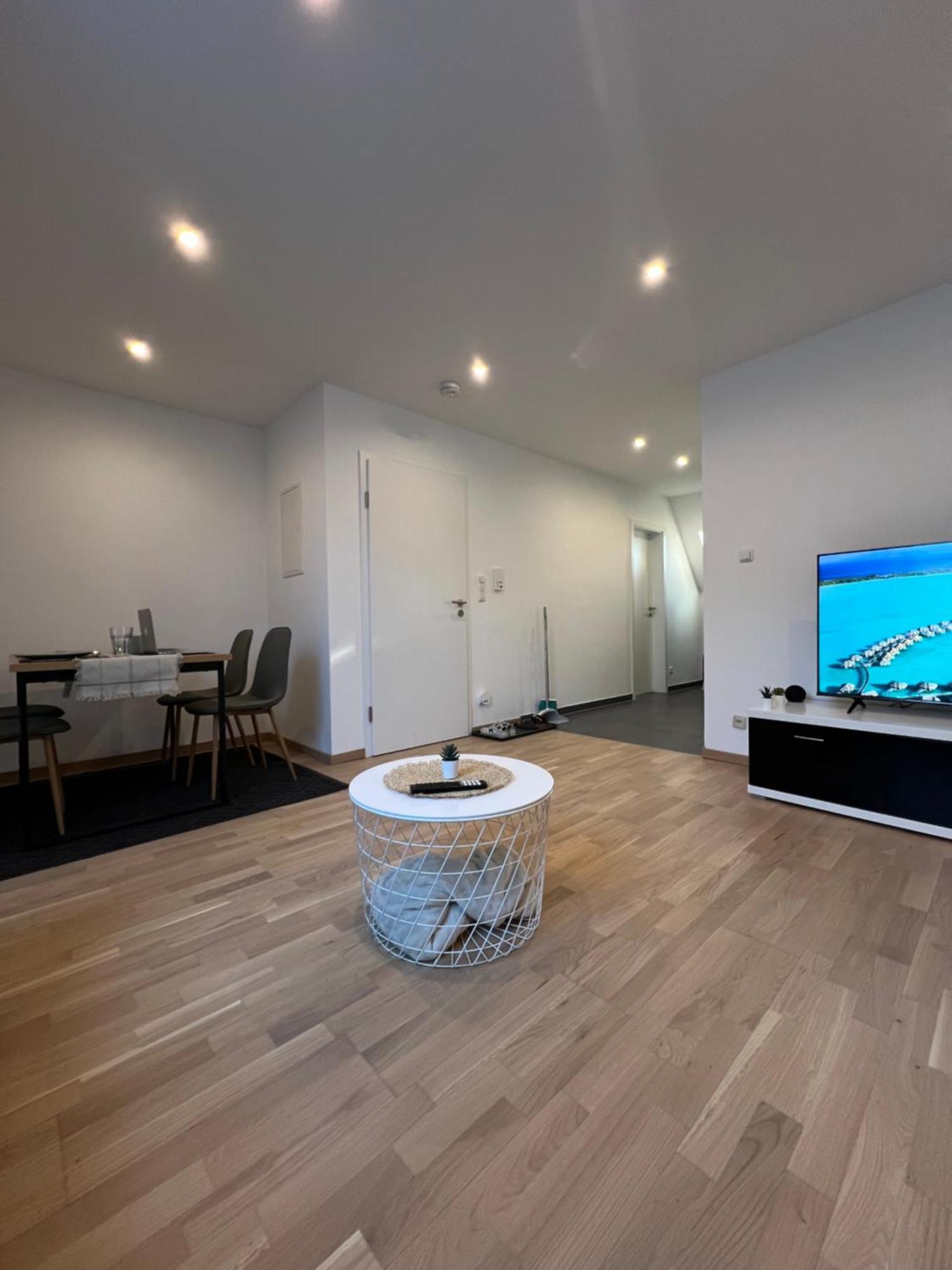 Moderne Wohnung Karlsruhe Neureut, Fussbodenheizung - Regendusche - Waschmaschine - Stellplatz 외부 사진